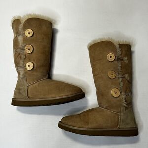 UGG Bailey Button Triplet II Boots Sheepskin Lining Light Wt. Brown Size 8 1873